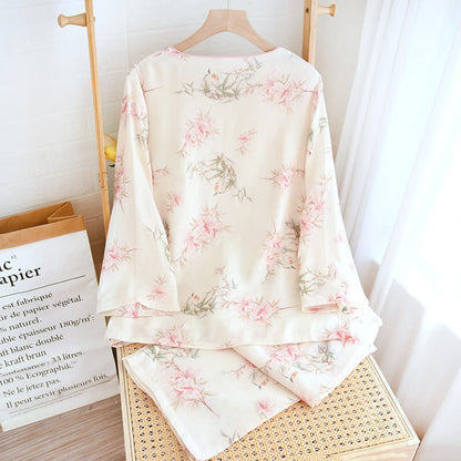 Elegante Loungewear mit Kirschblütenzweigen und Blättern