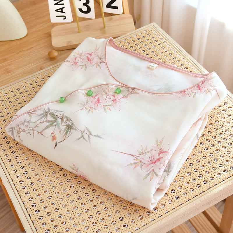 Elegante Loungewear mit Kirschblütenzweigen und Blättern