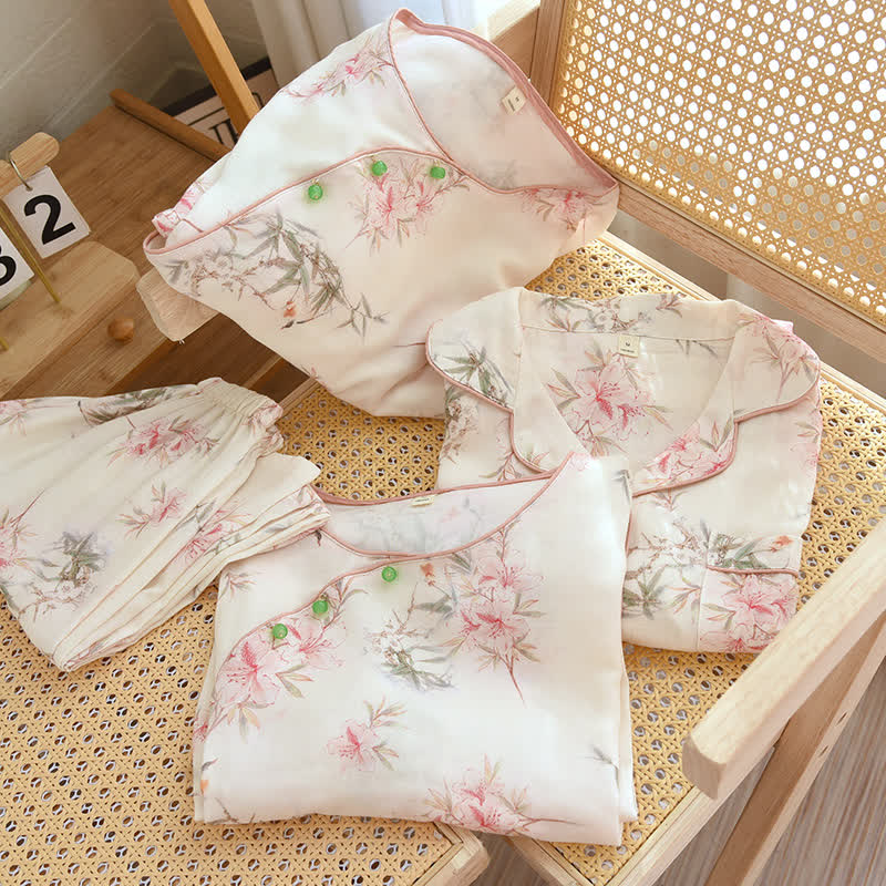 Elegante Loungewear mit Kirschblütenzweigen und Blättern