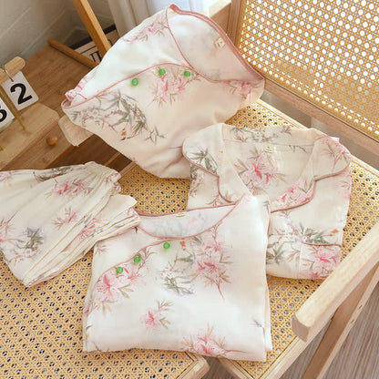 Elegante Loungewear mit Kirschblütenzweigen und Blättern