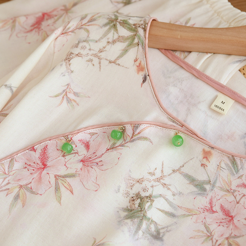 Elegante Loungewear mit Kirschblütenzweigen und Blättern