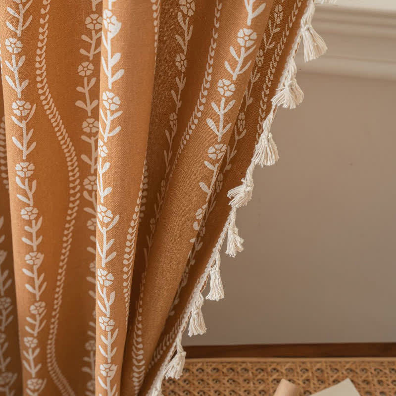 Rustikaler transparenter Vorhang mit Blumen- und Blattmotiv und geschwungenen Quasten