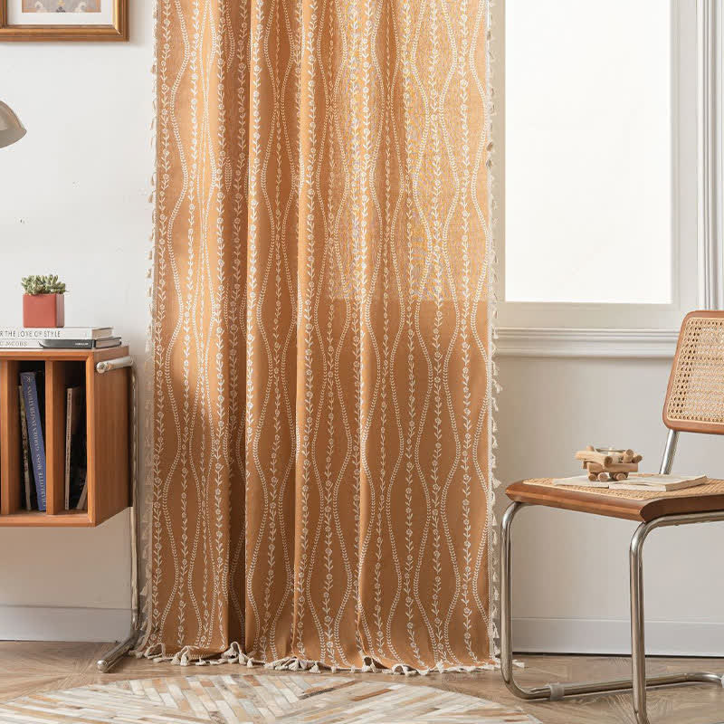 Rustikaler transparenter Vorhang mit Blumen- und Blattmotiv und geschwungenen Quasten