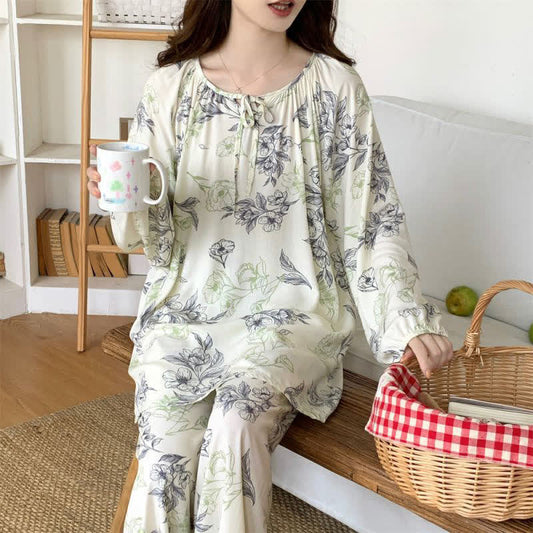 Loungewear-Set mit Rundhalsausschnitt und Blumen- und Schmetterlingsmuster