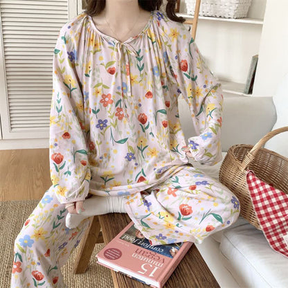 Loungewear-Set mit Rundhalsausschnitt und Blumen- und Schmetterlingsmuster