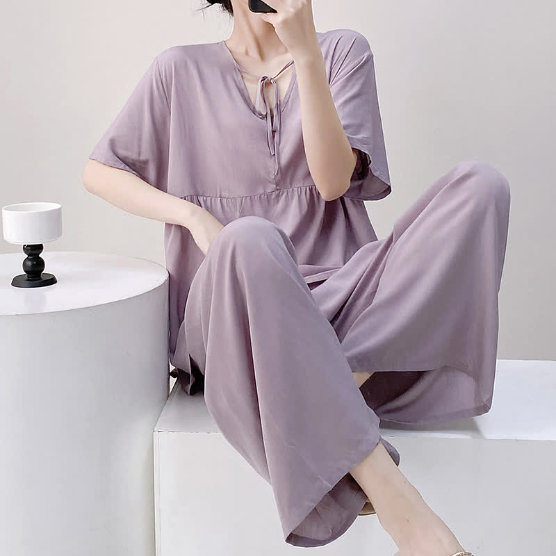 Loungewear-Set mit Blumen- und Blattmuster und Bindeband vorn