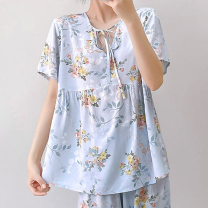 Loungewear-Set mit Blumen- und Blattmuster und Bindeband vorn