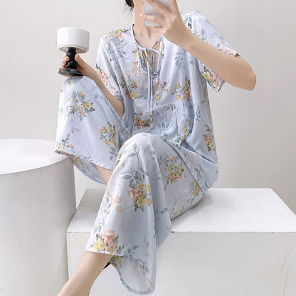 Loungewear-Set mit Blumen- und Blattmuster und Bindeband vorn