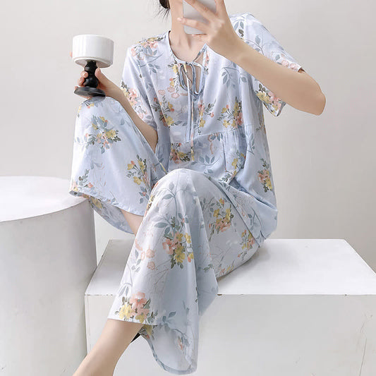 Loungewear-Set mit Blumen- und Blattmuster und Bindeband vorn