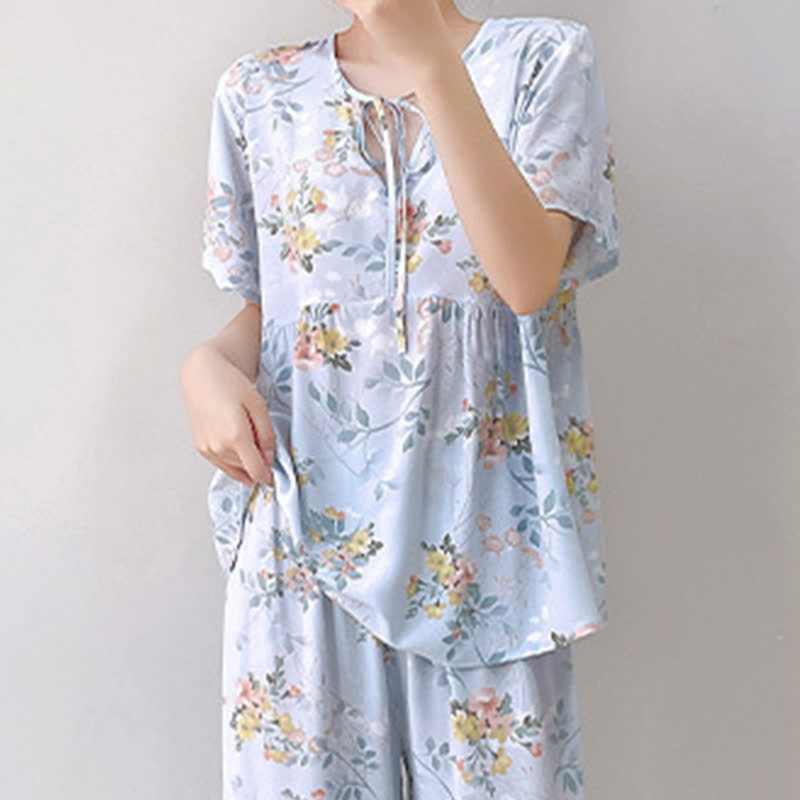 Loungewear-Set mit Blumen- und Blattmuster und Bindeband vorn