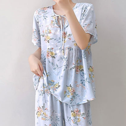 Loungewear-Set mit Blumen- und Blattmuster und Bindeband vorn
