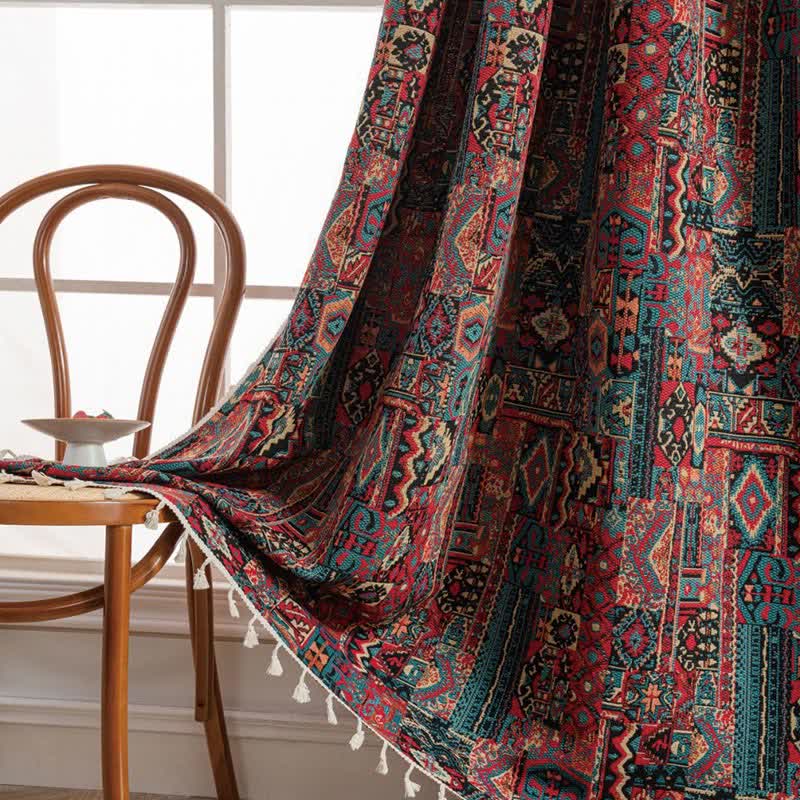 Halbverdunkelnder Jacquard-Vorhang mit Blumenmuster und Quasten
