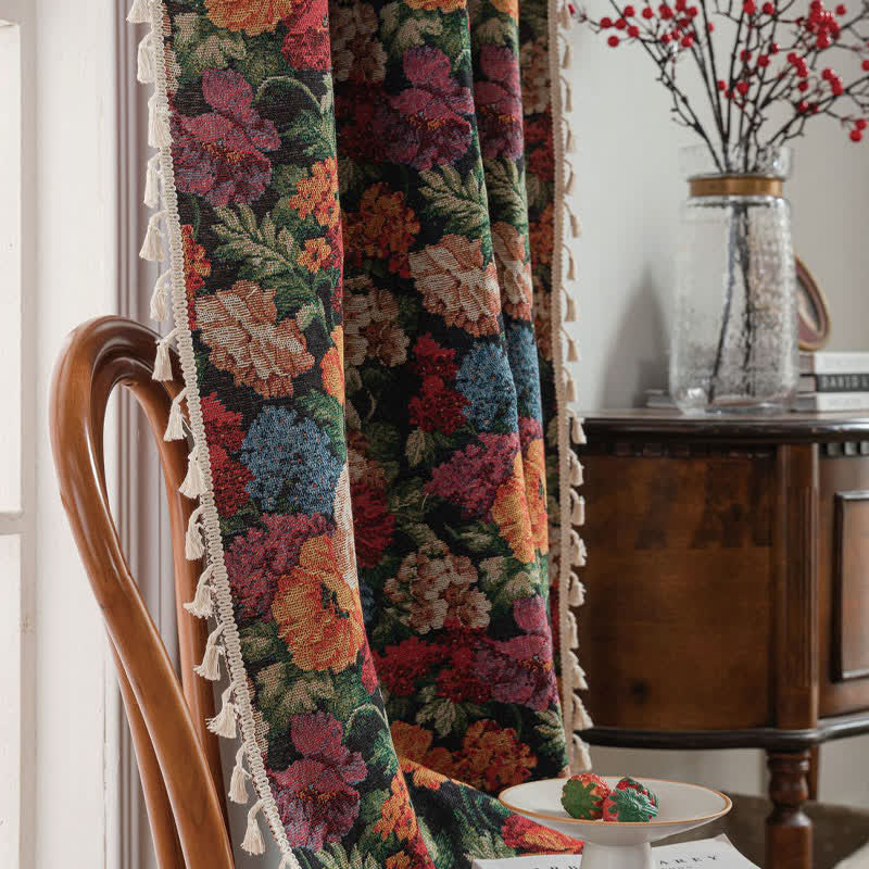 Halbverdunkelnder Jacquard-Vorhang mit Blumenmuster und Quasten