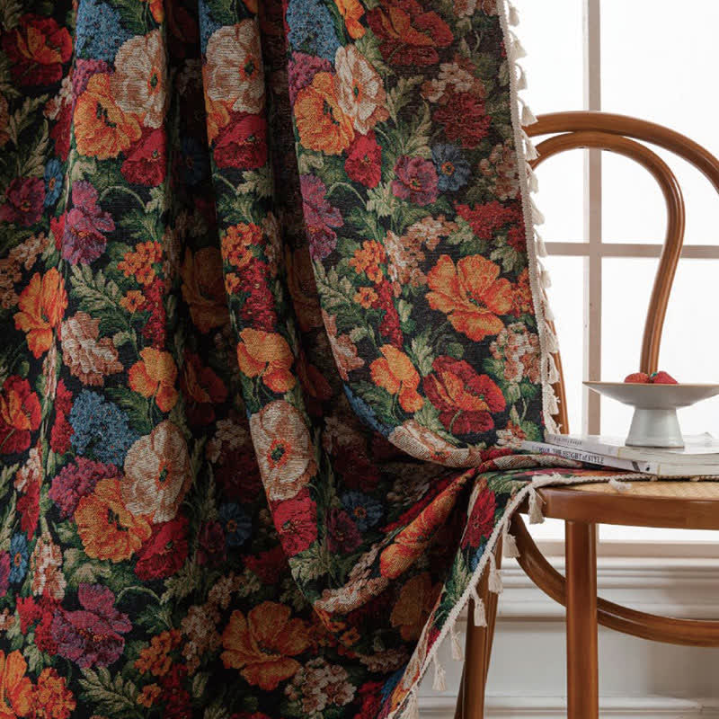 Halbverdunkelnder Jacquard-Vorhang mit Blumenmuster und Quasten