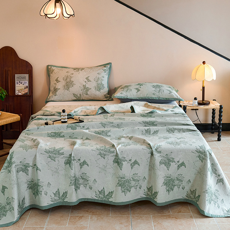 Jacquard-Steppdecke aus Baumwollgaze mit Ahornblättern