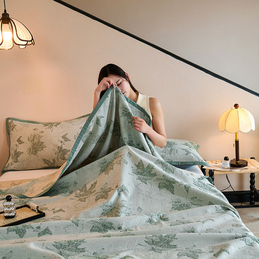 Jacquard-Steppdecke aus Baumwollgaze mit Ahornblättern