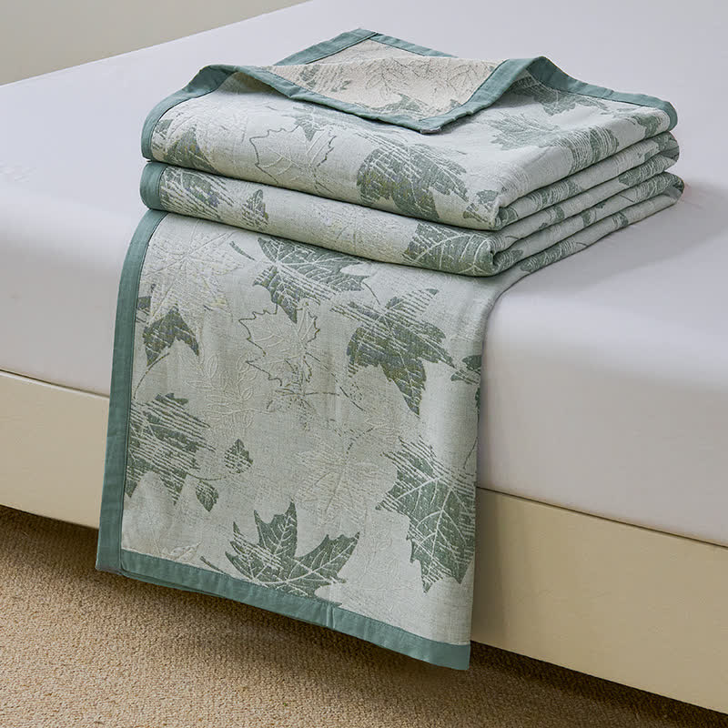 Jacquard-Steppdecke aus Baumwollgaze mit Ahornblättern