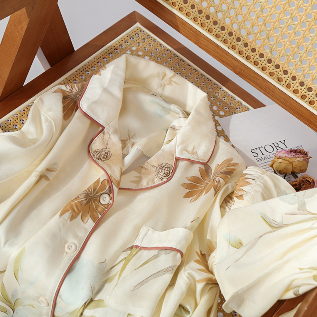 Lässiges, weiches Pyjama-Set aus pastellfarbenem Satin
