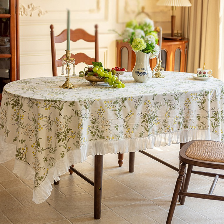 Tischdecke im pastoralen Stil mit Spitzenrand