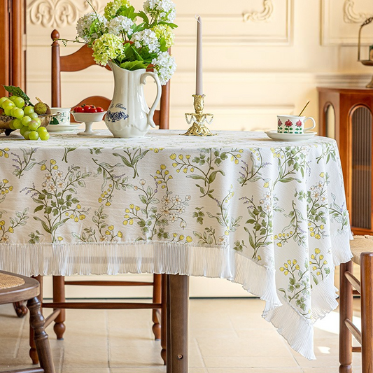 Tischdecke im pastoralen Stil mit Spitzenrand