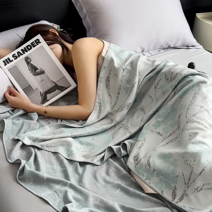 Einfache, atmungsaktive Steppdecke aus Bambusfasern im ländlichen Stil