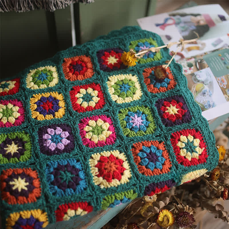 Handgewebte Decke mit Häkelbordüre im Retro-Stil