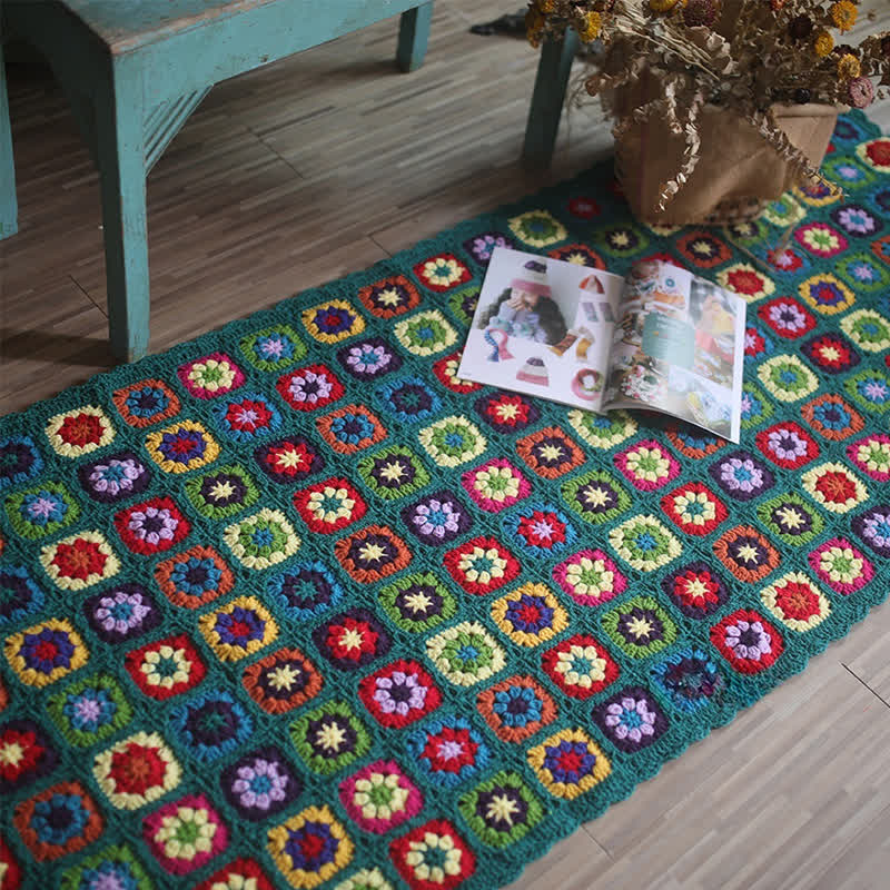 Handgewebte Decke mit Häkelbordüre im Retro-Stil