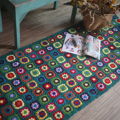 Handgewebte Decke mit Häkelbordüre im Retro-Stil