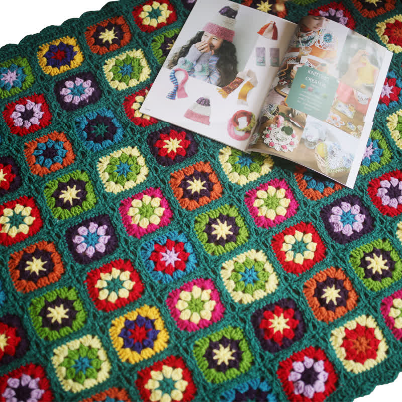 Handgewebte Decke mit Häkelbordüre im Retro-Stil