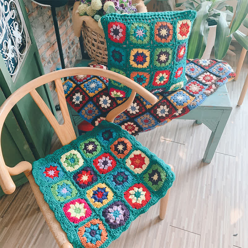 Handgewebte Decke mit Häkelbordüre im Retro-Stil
