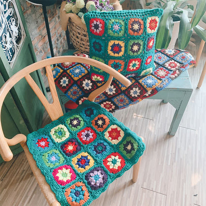 Handgewebte Decke mit Häkelbordüre im Retro-Stil