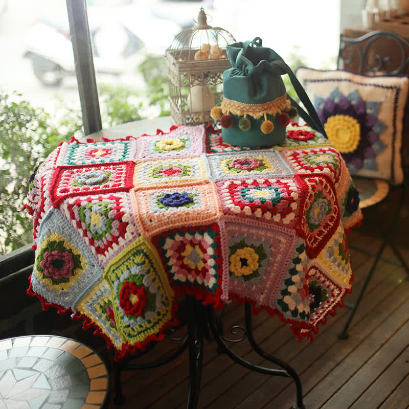 Elegante handgewebte Häkeldecke mit Blumenmuster
