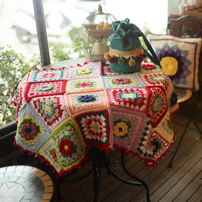 Elegante handgewebte Häkeldecke mit Blumenmuster