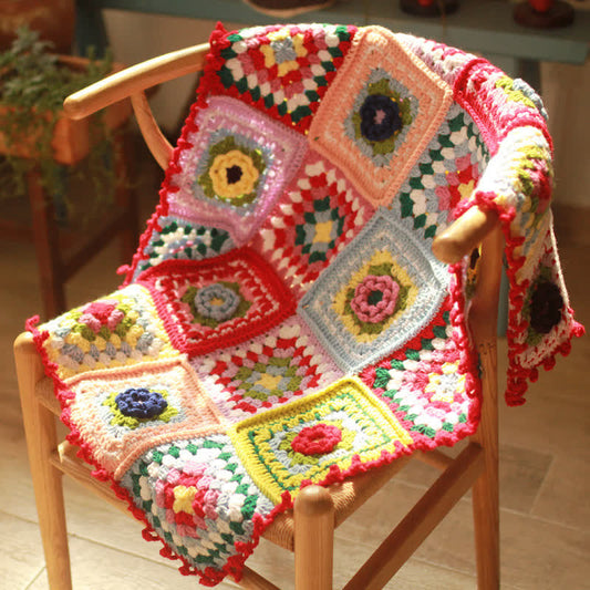 Elegante handgewebte Häkeldecke mit Blumenmuster
