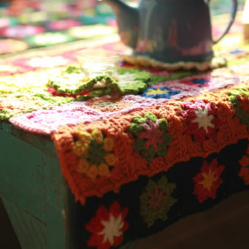 Handgewebte, funktionelle Häkeldecke mit leuchtenden Gänseblümchen
