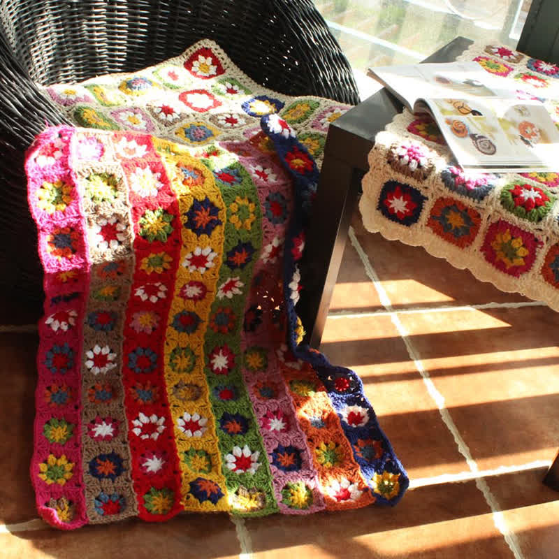 Handgewebte, funktionelle Häkeldecke mit leuchtenden Gänseblümchen