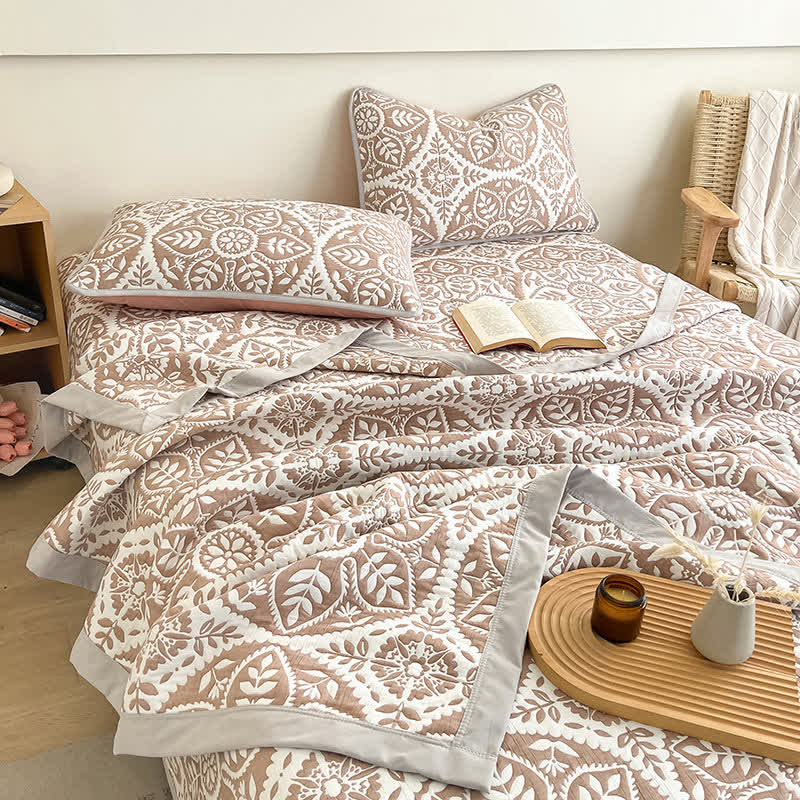 Jacquard-Tagesdecke mit geometrischem Blattmuster