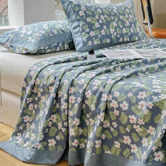 Bettdecke aus Baumwolle mit pastoralen Blumen und Blättern