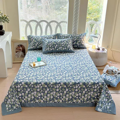 Bettdecke aus Baumwolle mit pastoralen Blumen und Blättern