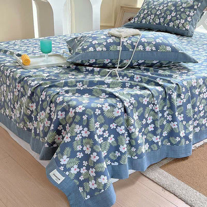 Bettdecke aus Baumwolle mit pastoralen Blumen und Blättern