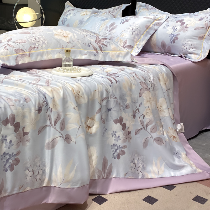Weiche Sommer-Steppdecke mit pastoralen Blumen und Blättern