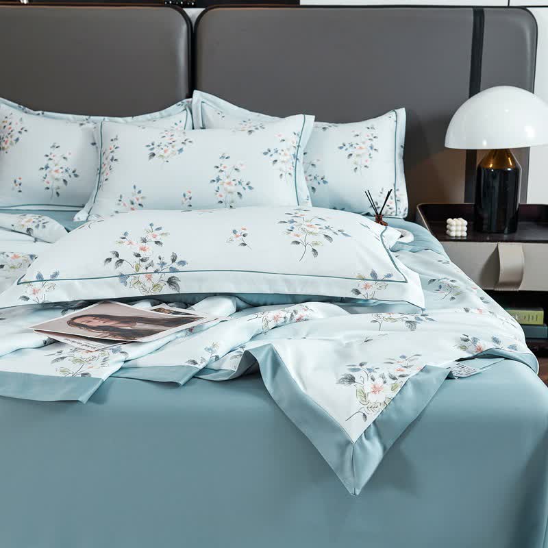 Rustikale, blaue, weiche Sommer-Steppdecke mit Blumenmuster