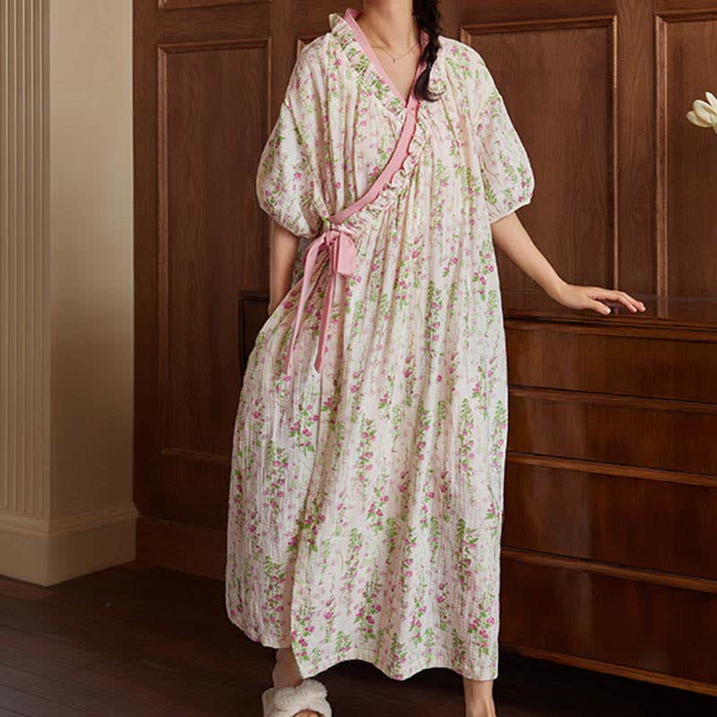 Elegantes Nachthemd mit Blumenmuster und Bindeband hinten und Tasche