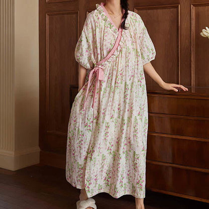 Elegantes Nachthemd mit Blumenmuster und Bindeband hinten und Tasche