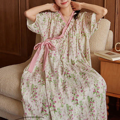 Elegantes Nachthemd mit Blumenmuster und Bindeband hinten und Tasche