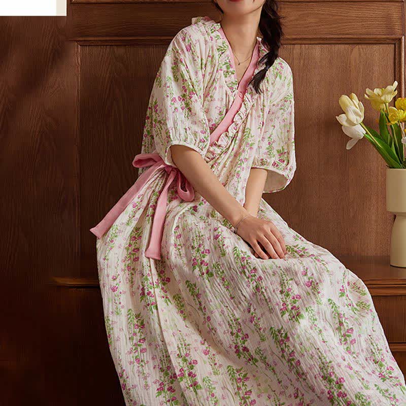 Elegantes Nachthemd mit Blumenmuster und Bindeband hinten und Tasche