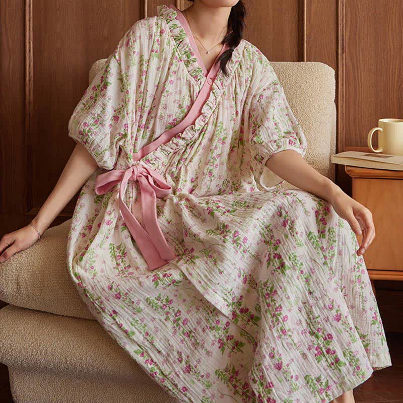Elegantes Nachthemd mit Blumenmuster und Bindeband hinten und Tasche