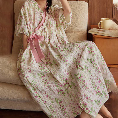Elegantes Nachthemd mit Blumenmuster und Bindeband hinten und Tasche
