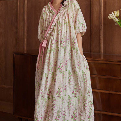 Elegantes Nachthemd mit Blumenmuster und Bindeband hinten und Tasche