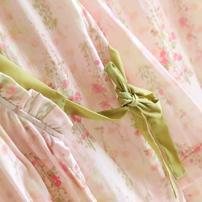 Loungewear-Set aus Baumwollgaze mit Rosendruck und asymmetrischer Vorderseite